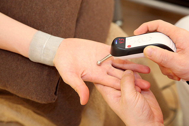 ハイ・ボルテージ（高電圧電気刺激療法）